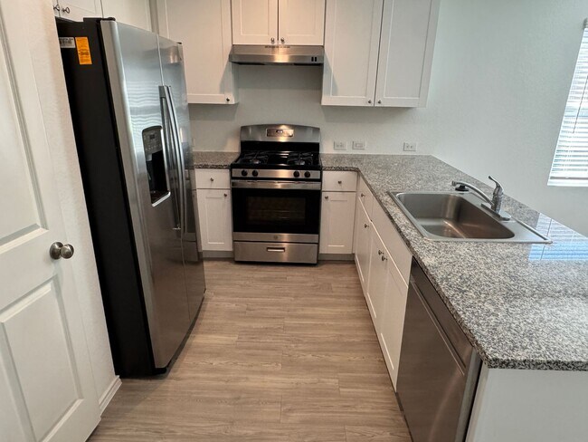 Foto del edificio - Far west gorgeous townhome ready for move in.