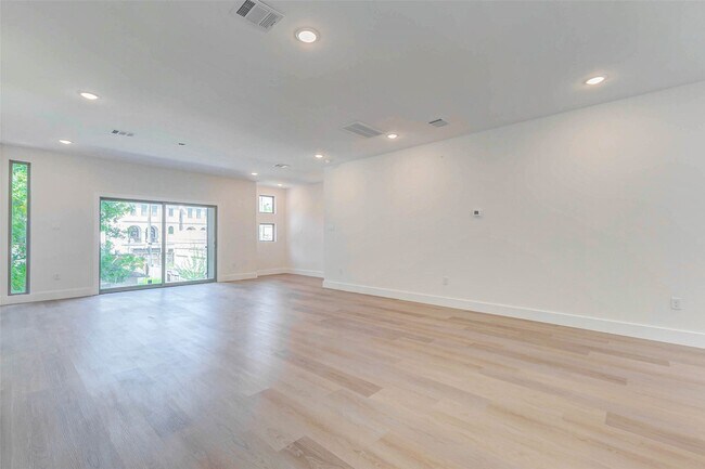 Foto del edificio - 5638 Dolores St