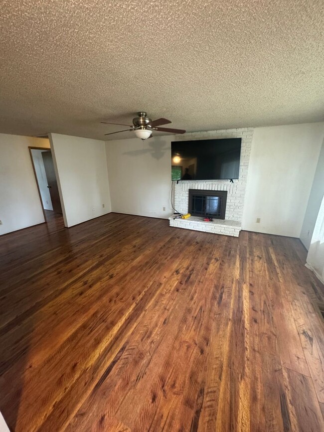 Building Photo - 2 bed, 1 bath with yard, garage, and RV pa...