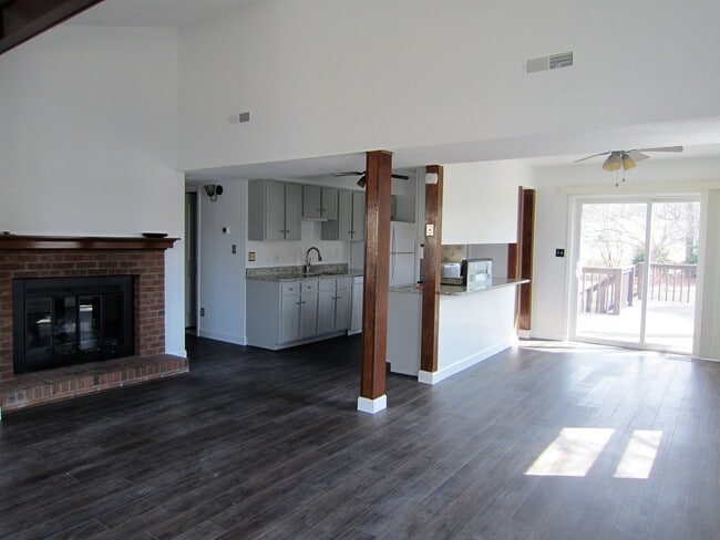 Building Photo - 3 BR / 2 BA home in Gated Community of Fai...