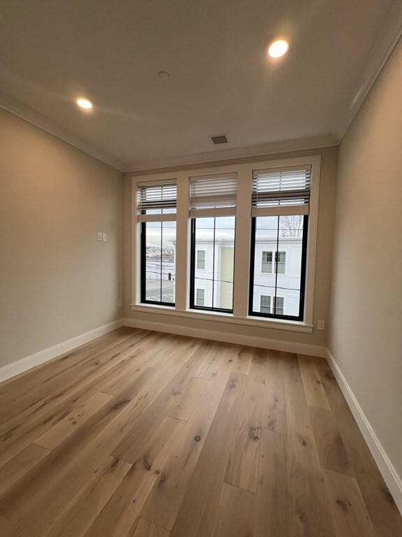 Foto del edificio - 150 Everett St
