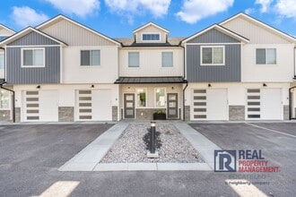Building Photo - 189 Park Lawn Dr