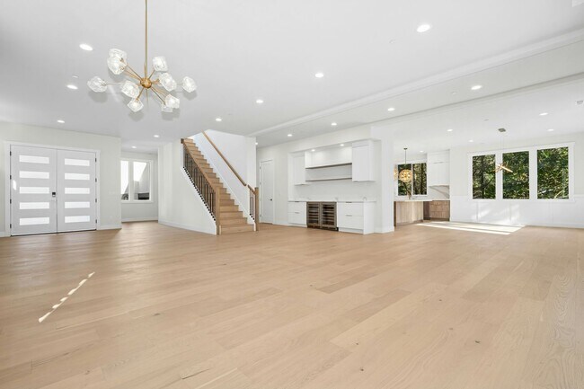 Building Photo - 5Bd/4.5Ba Bellevue House