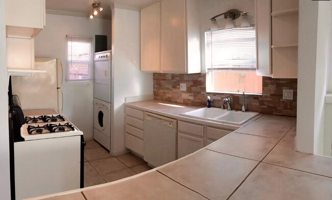 Foto del edificio - 2 Bedroom House in Prime North Park! 2+ Car Driveway! In Unit Washer & Dryer! Fenced Front & Back...