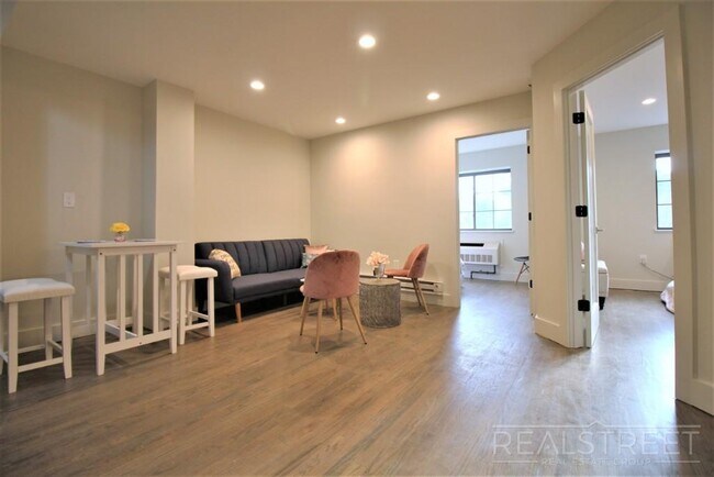 Foto del edificio - Stunning NEW 1 BED in PLG!