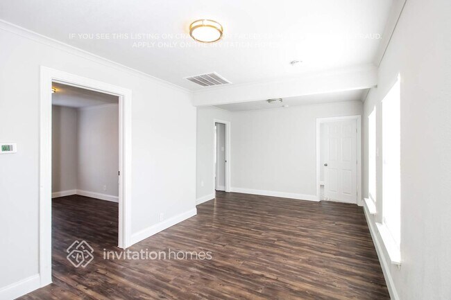 Building Photo - 403 E Standifer St