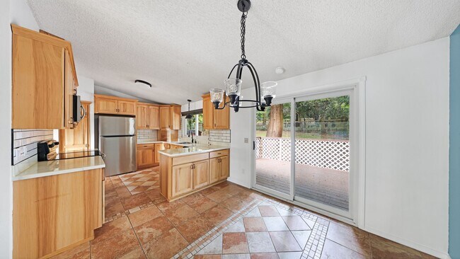 Building Photo - 3 Bed 2 Bath - Large Backyard - Groups - N...