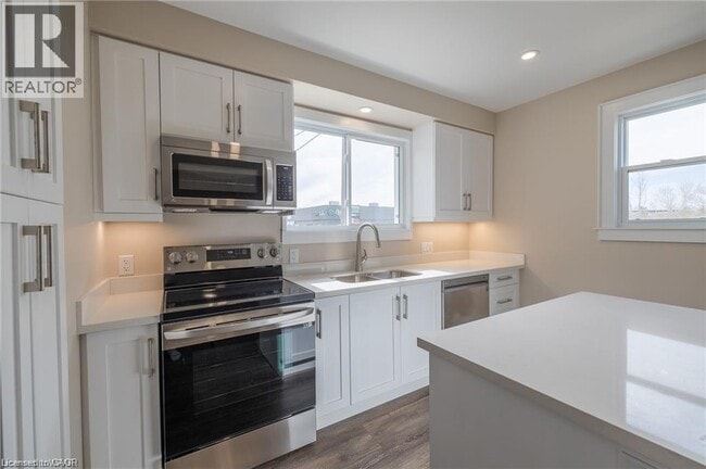 Building Photo - 3 Locust St