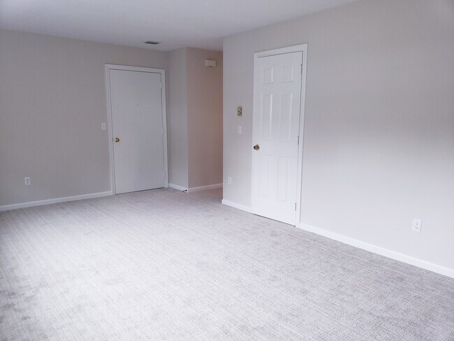 Building Photo - 10 Brantwood Dr