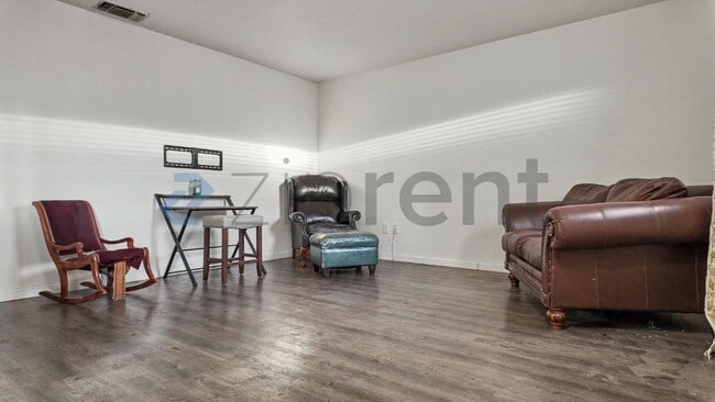 Building Photo - Unit D