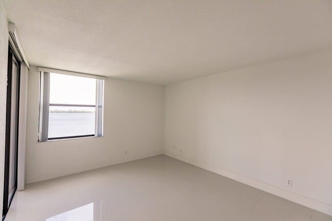 Foto del edificio - 112 Lake Emerald Dr