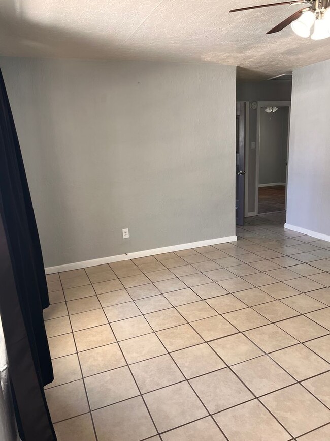Building Photo - Gorgeous updated property!