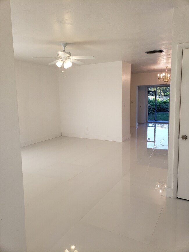 Front entrance, living room - 11557 SW 81st Rd