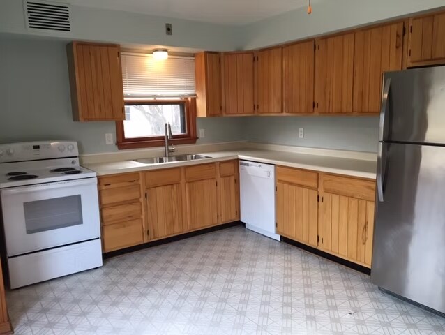 Cocina - 3340 S Dayfield Ave
