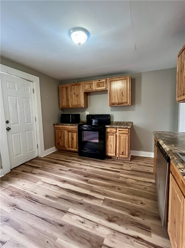 Foto del edificio - 114 E Main St