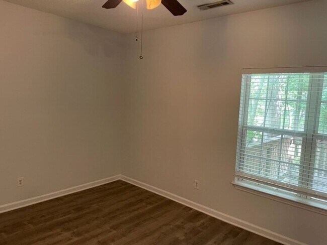 Foto del edificio - ***ASK ABOUT PAYING NO SEC DEP***645 North Fairfield Dr: 4BD, 2.5BA Home on Quiet Street in Fairf...