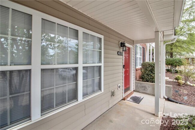 Foto del edificio - 137 Lynch Cir