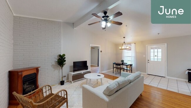 Building Photo - ROOM ONLY in 4-bed/2.0-bath Home
