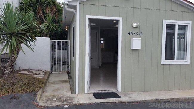 Foto del edificio - 4861 1/2 Narragansett Ave
