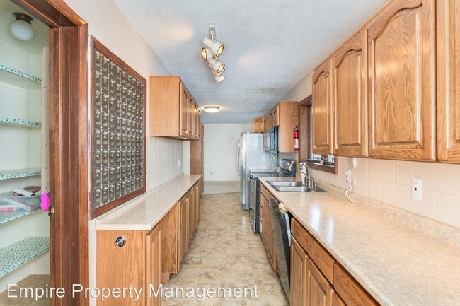 Building Photo - 4 br, 2.5 bath House - 1348 Benshoof Drive