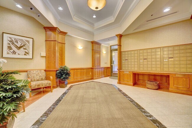 Foto del edificio - Super-Cool Lower Penthouse Condo Available 05-07-26!! Secured Entry, Garage Parking, Pet-Friendly!