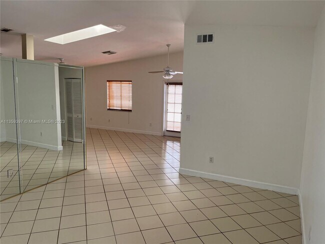 Building Photo - 9256 SW 149th Pl
