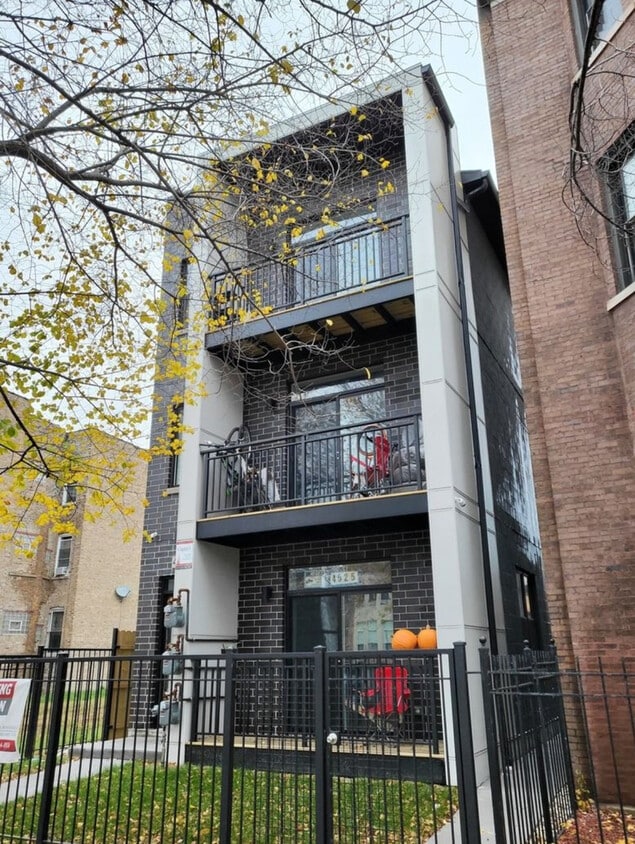 Primary Photo - 4525 S Prairie Ave