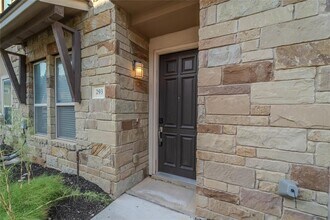 Building Photo - 13800 Lyndhurst St