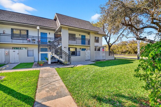 Building Photo - 2018 SW 29th Ct