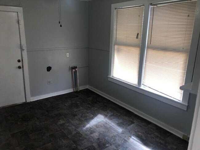 Building Photo - Remodeled 2 Bedroom