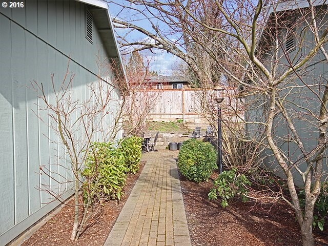 Pavimentado a pie de las maneras - 16442-16570 SE Moon Ave