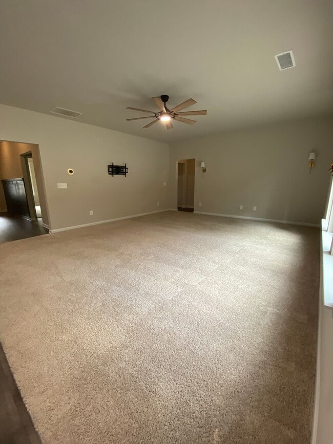 Building Photo - SPECIAL: HALF OFF FIRSTS MONTH RENT! Lovel...
