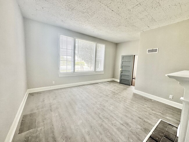 Building Photo - 2901 S 43rd St