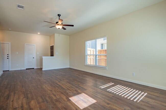 Foto del edificio - AVAILABLE NOW! GORGEOUS 4 BEDROOM DUPLEX LOCATED IN MIDLOTHIAN ISD!