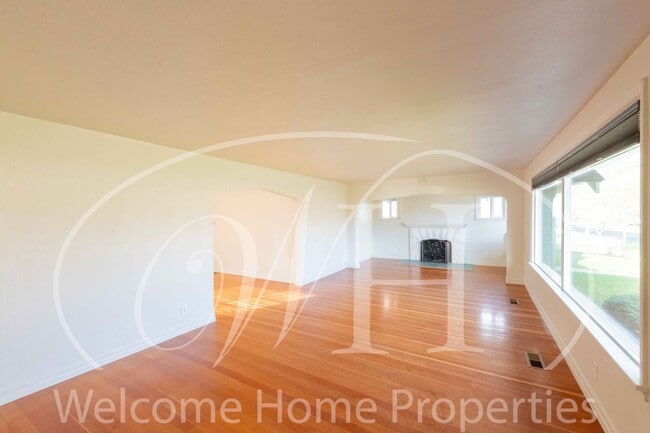 Foto del edificio - Spacious 4 Bedroom Home with Fireplace and Fenced Yard