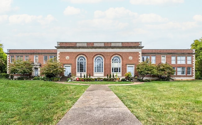 Building Photo - 523 N Bertrand St