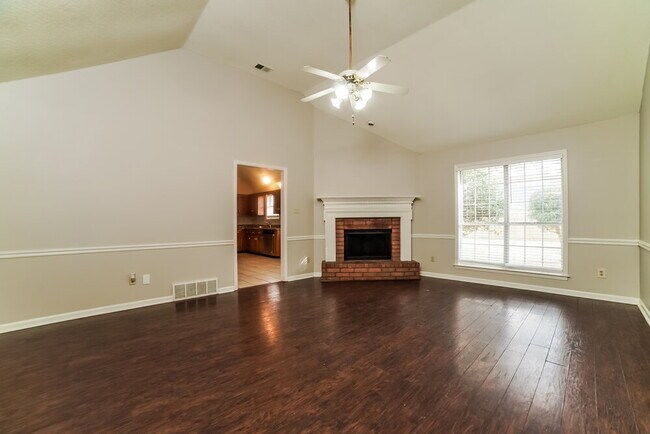 Foto del edificio - 5618 Heather View Dr