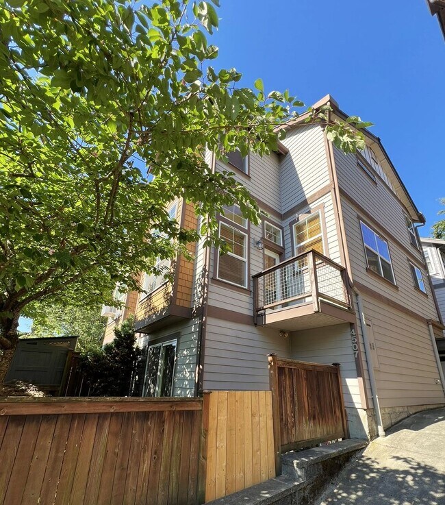 Foto del edificio - 3 BED SEATTLE TOWNHOME FOR RENT W HIGH END FINISHES & EASY COMMUTE