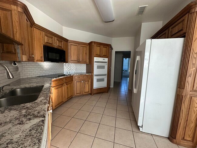 Foto del edificio - 3028 Whitehall Ln