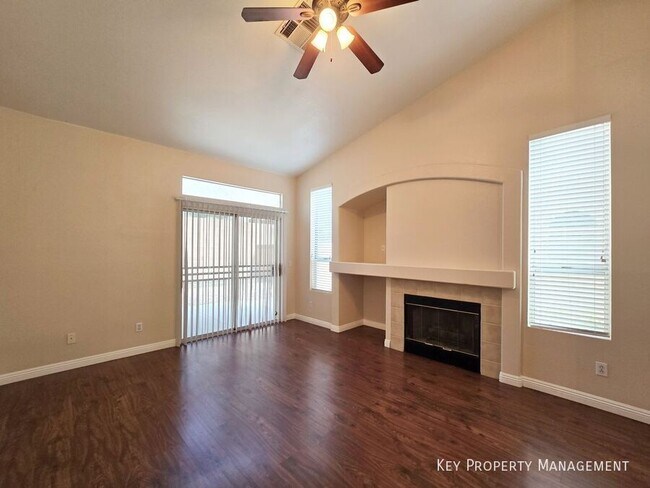 Foto del edificio - 1825 Lyell Canyon Ln