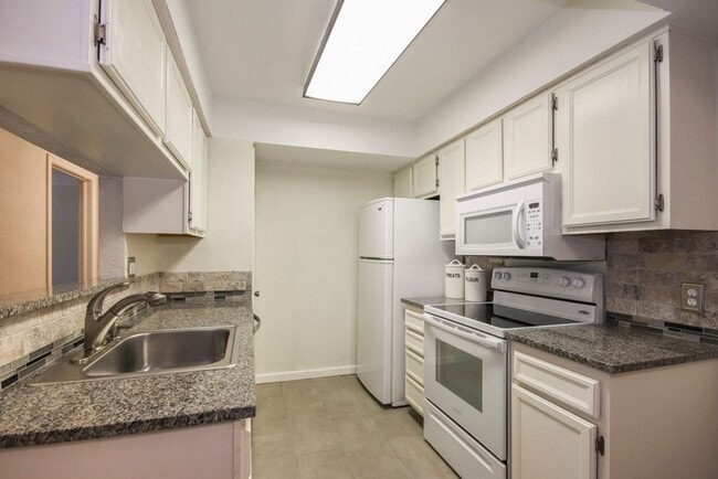 Building Photo - 2 Bed / 1 Bath Condo South Tulsa