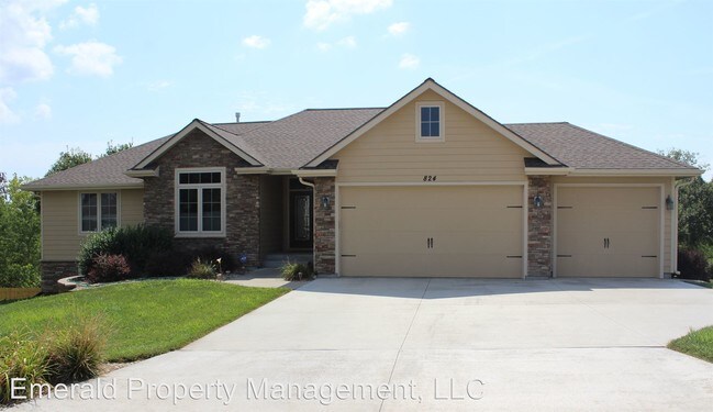 Building Photo - 824 Locharno Dr