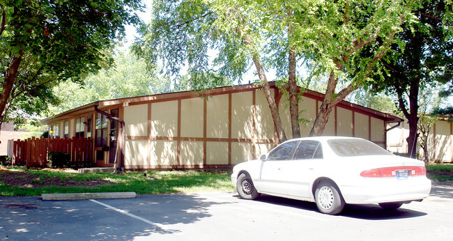 Foto del edificio - Pinewood Village Apartments