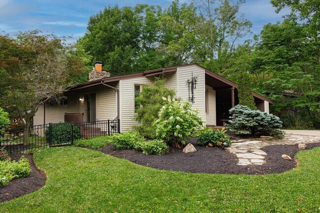 Building Photo - 2349 Eastcleft Dr
