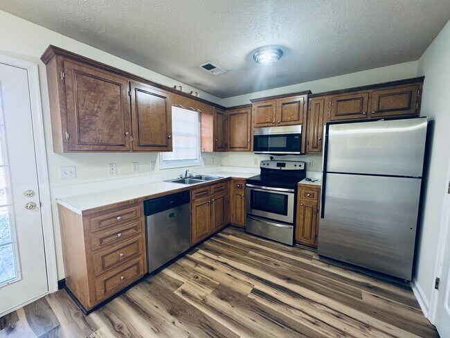 Photo - Beautiful Town House, Conveniently located.