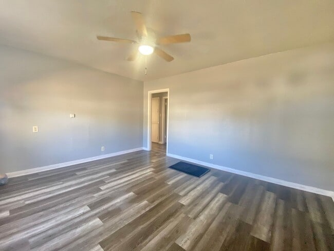 Building Photo - 2 bed 1 bath 1 car garage available now