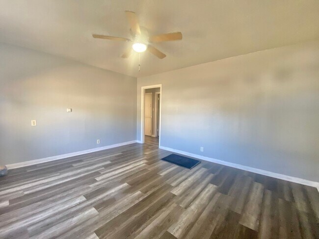 Foto del edificio - 2 bed 1 bath 1 car garage available now