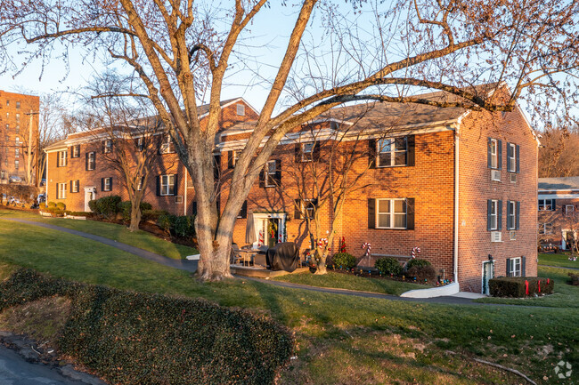 Foto del edificio - Highland Terrace Cooperative Apartments