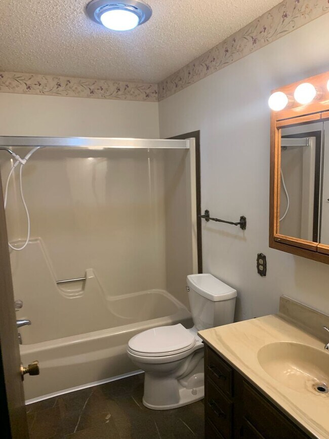 Building Photo - 2 Bedroom Main Floor Duplex - Bloomfield