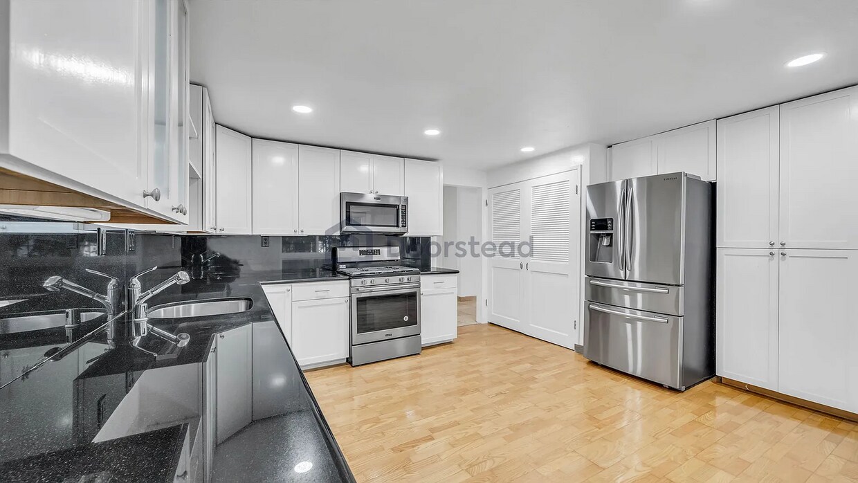 Primary Photo - 3555 Maple Ave